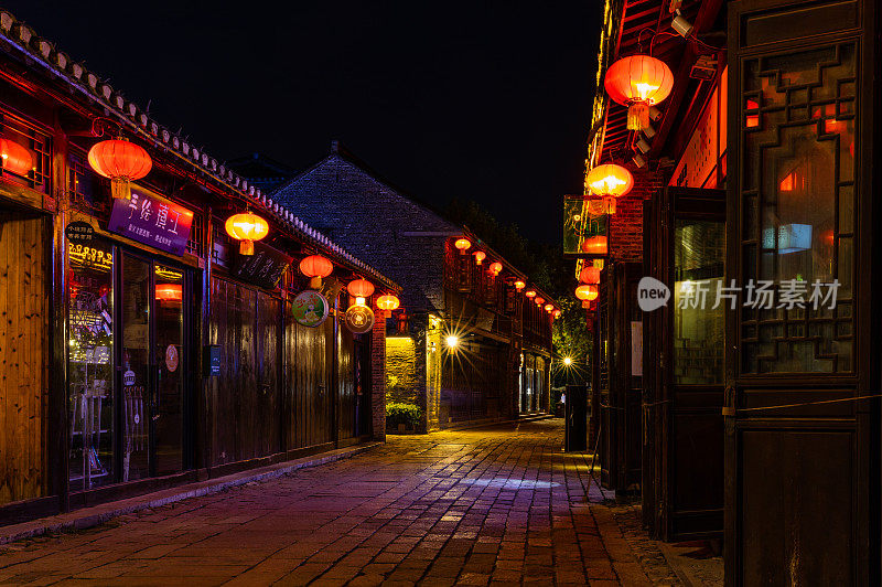镇江西津古渡船街夜景，传统建筑，