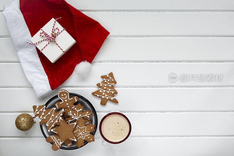 圣诞咖啡和姜饼饼干