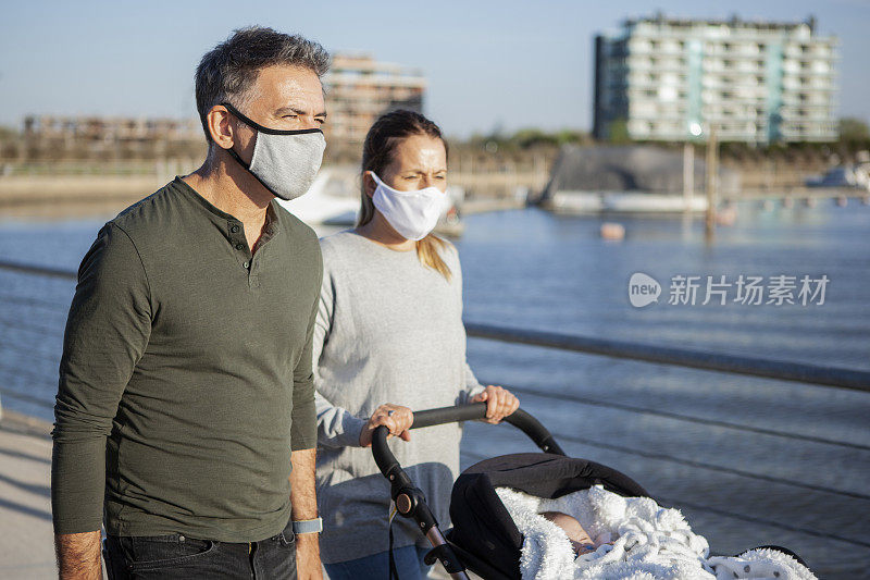 婴儿在婴儿车里的父母