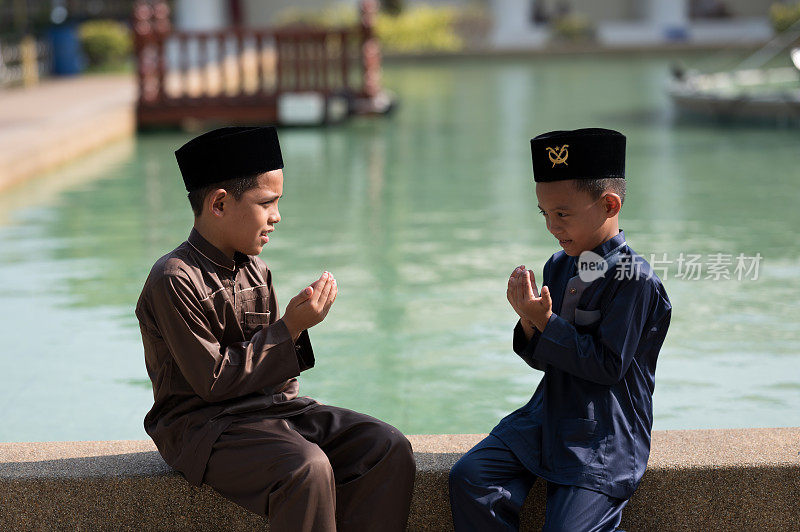 穆斯林男孩祈祷