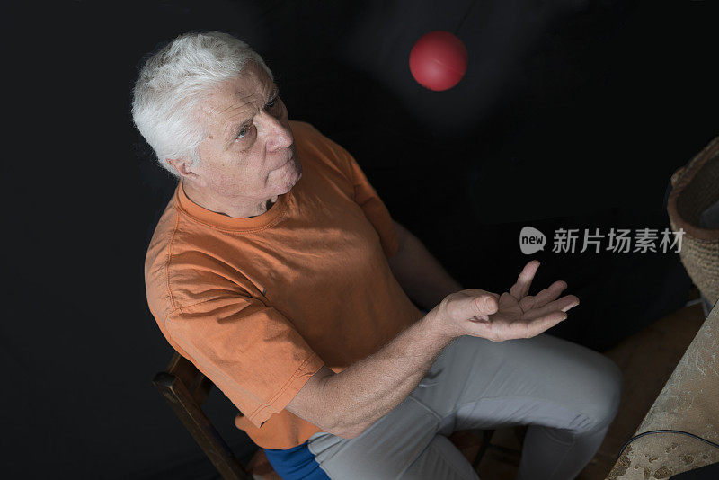 帕金森氏症患者，坐在和杂耍与一个小球的框架治疗，舞蹈练习在互联网上进行