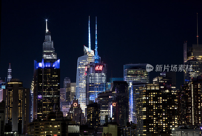 纽约的摩天大楼在夜晚巍然耸立