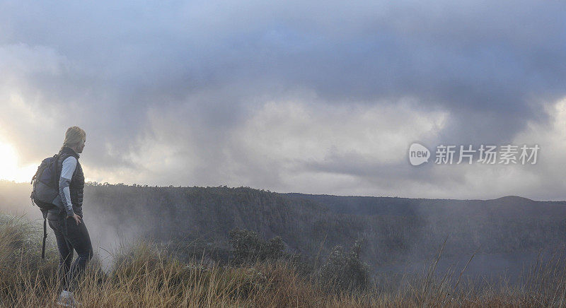 妇女探索环形山径，火山口Kīlauea