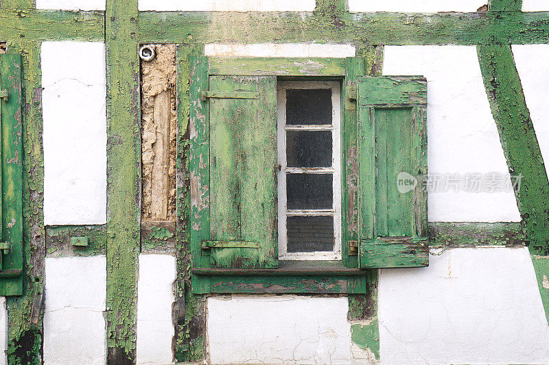 有绿色百叶窗的旧窗户
