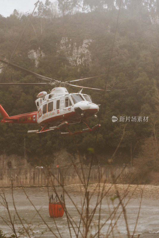 消防直升机从河里取水