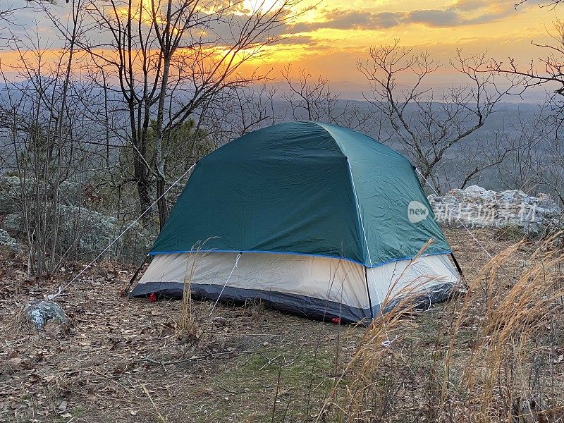 宿营帐篷附近俯瞰日落