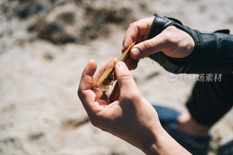 清晨，一个年轻人在湖边的cbd酒吧里摇来摇去