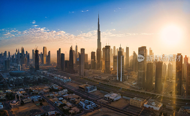 阿联酋迪拜市中心的空中天际线布满了现代摩天大楼