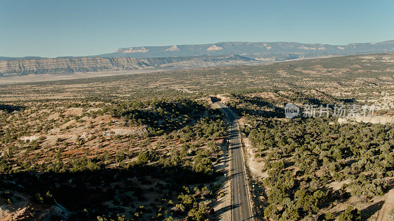 无人机拍摄的道路十字路口令人惊叹的景观附近Escalante，犹他州