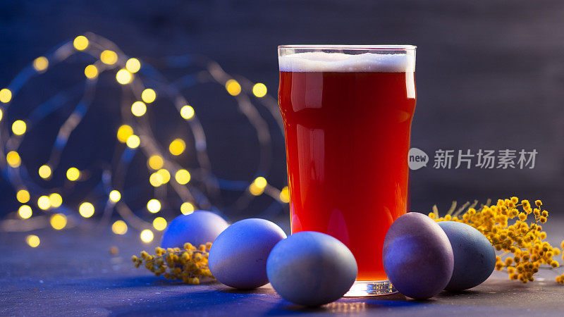 复活节假期限量精酿啤酒一杯啤酒，一个彩绘的鸡蛋，一束黄色的含羞草和散克花环