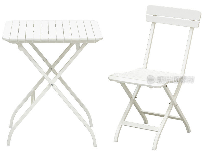 白色的花园折叠椅和折叠桌在白色的背景