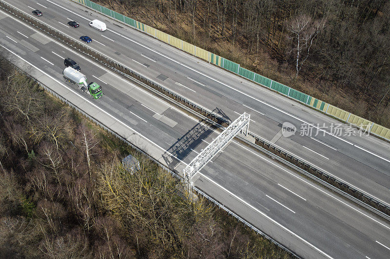 公路上的卡车收费系统-控制龙门，鸟瞰图