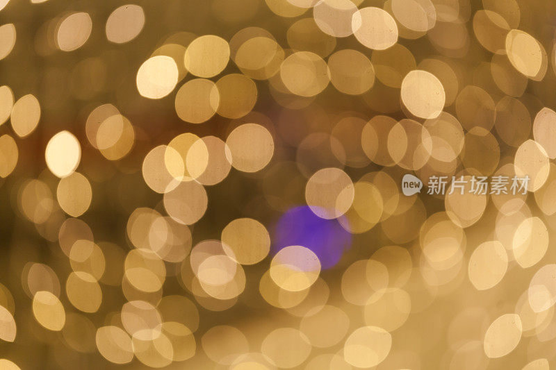抽象孤立模糊的节日黄色和橙色圣诞灯与散景