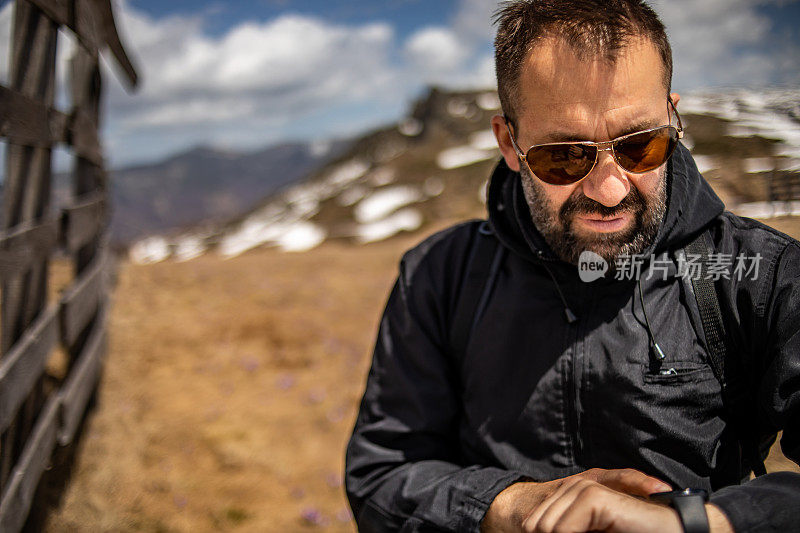 登山。一名登山运动员在巴尔干山脉的山顶上行走。