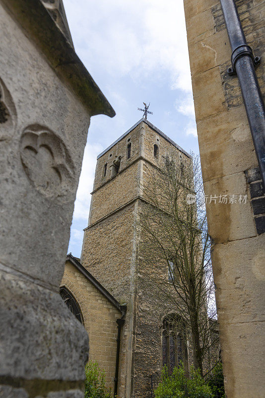 英国剑桥的圣本尼特教堂塔。