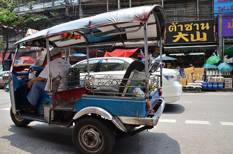 嘟嘟摩托出租车在曼谷唐人街的街道上
