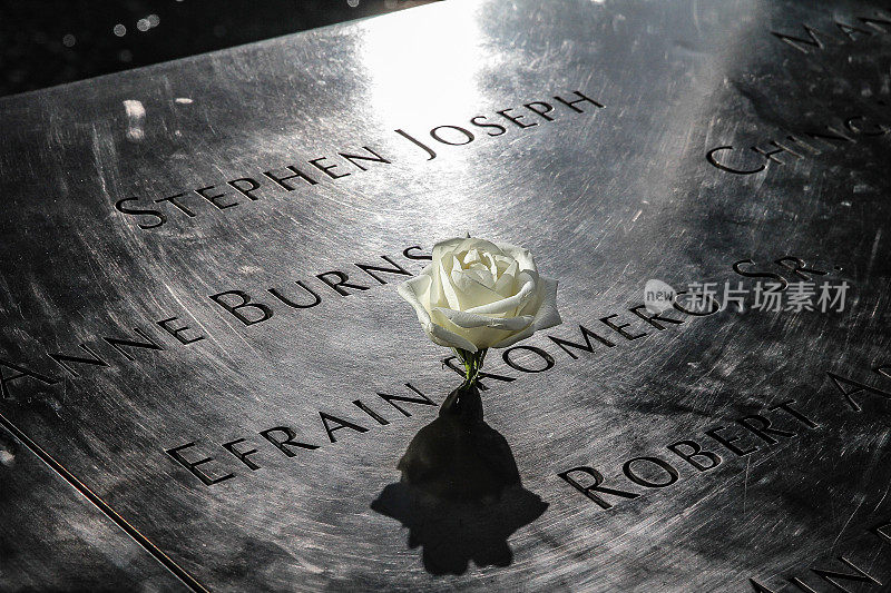 美国纽约，世贸中心遗址。9·11事件受害者的名字配上一朵白玫瑰