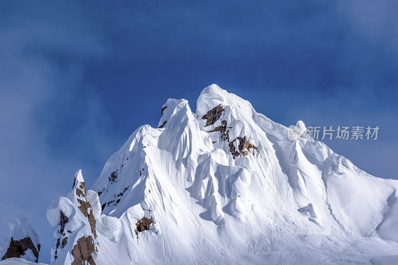 风景秀丽的山顶上覆盖着一层新鲜的雪