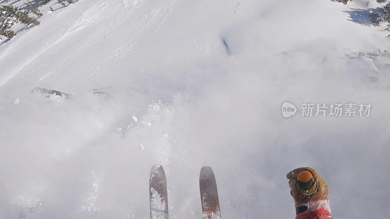 POV作为滑雪者下降的悬崖上的雪山山脊