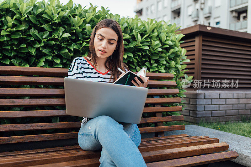 一个女孩在户外准备考试的肖像