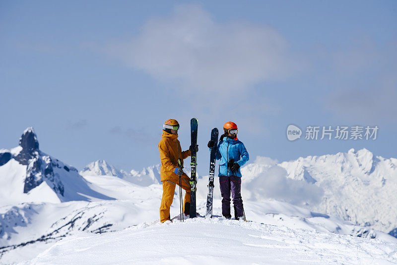 一对夫妇在加拿大的惠斯勒滑雪