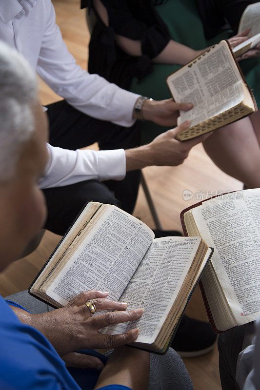 圣经研究。多民族。
多种族的朋友们聚在一起学习圣经。群体包括青少年、青壮年、中年人和老年人。圣经的特写。