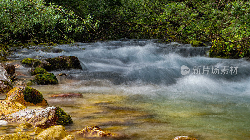 运动模糊了山水中的山涧流水