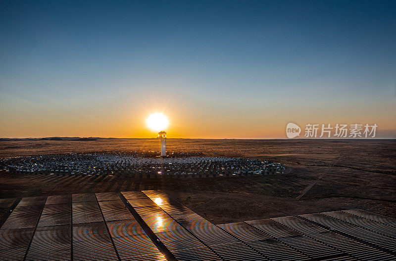 南非沙漠太阳能发电的日落