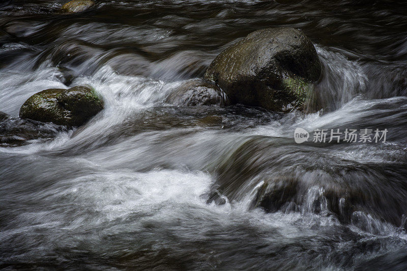 山溪里的水冲过岩石