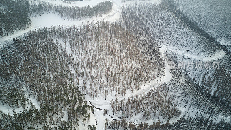 从上面看雪山，无人机