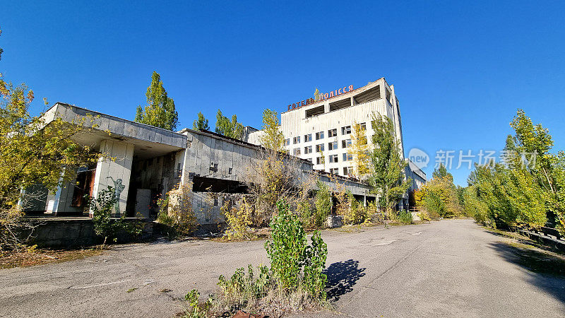 步行穿过切尔诺贝利核电站附近的普里皮亚季。普里皮亚季,乌克兰