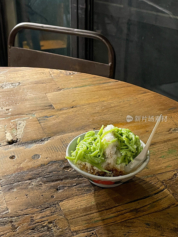 碗里的Cendol。绿米粉冻甜点