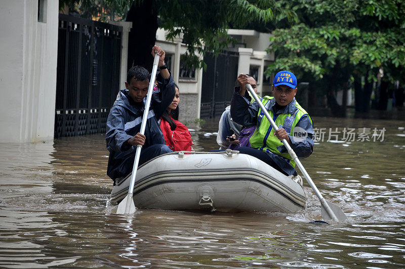 救援人员使用橡皮艇疏散被洪水围困的居民，印度尼西亚雅加达