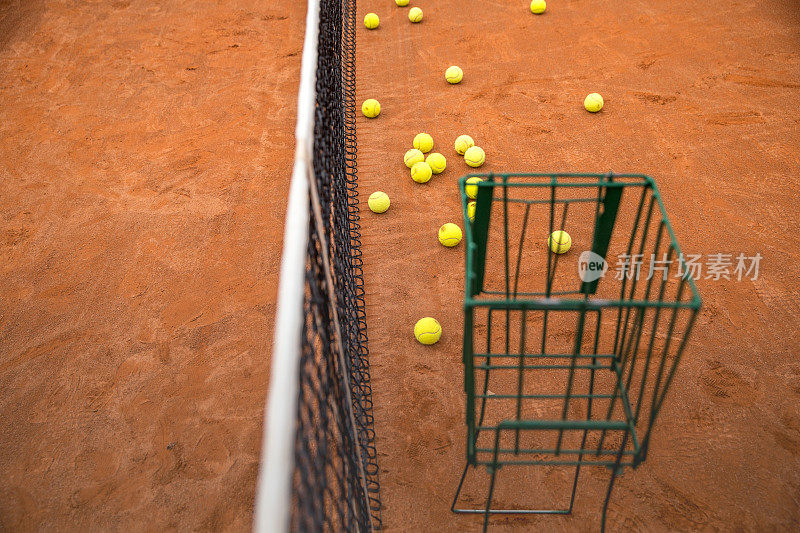 练习后的网球散落在网球红土场上