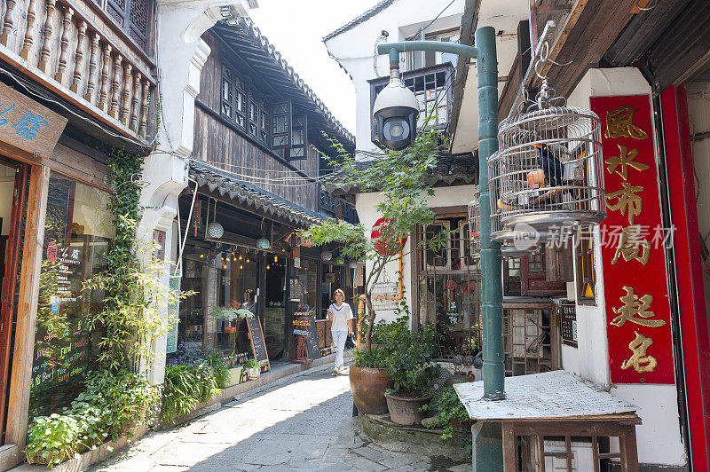 位于中国上海青浦区的朱家角水乡古镇是一个历史悠久的村庄，也是著名的旅游胜地，沿街小巷的旧民居改造成了商店和餐馆