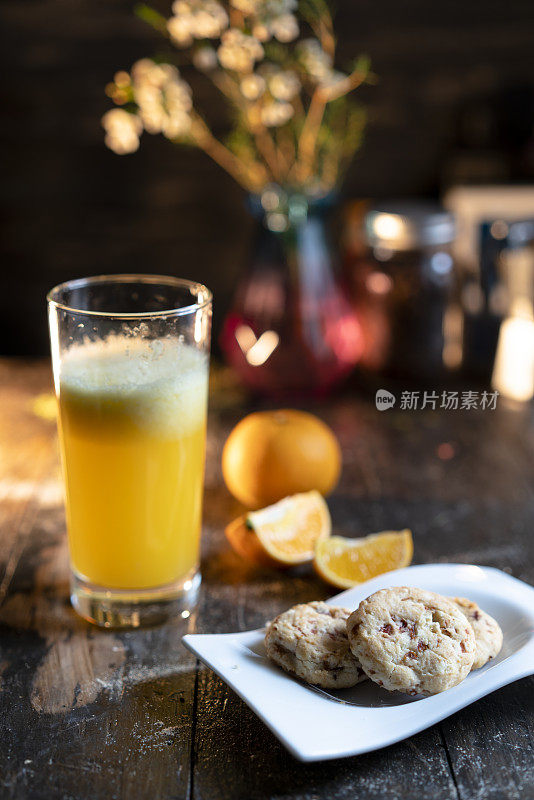 鲜橙汁，甜百吉饼，饼干