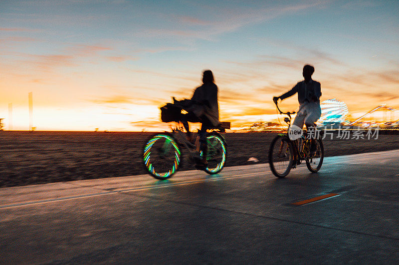 一对夫妇在海滨骑自行车