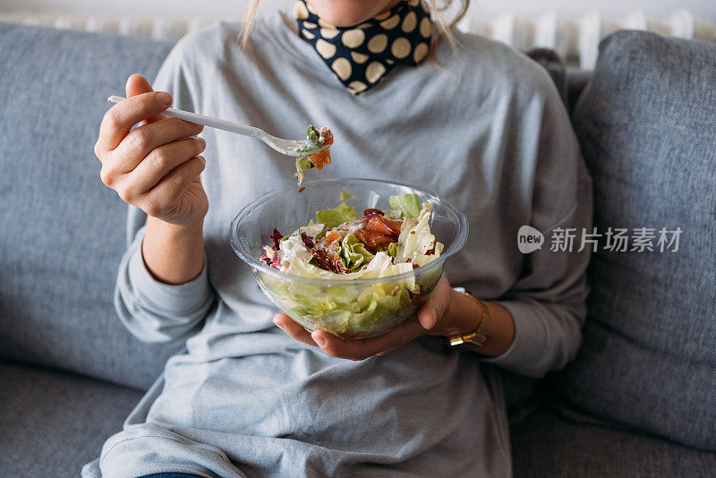 在家吃沙拉的陌生女人