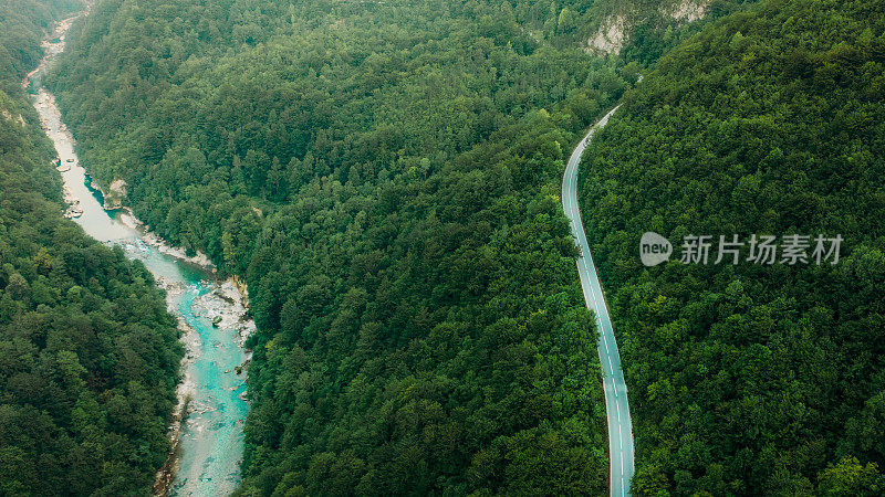 鸟瞰黑山绿色森林中风景优美的山路