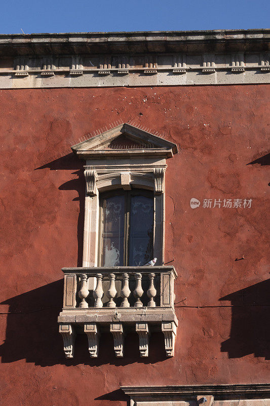 墨西哥圣米格尔德阿连德，带有阳台的殖民时期建筑特写