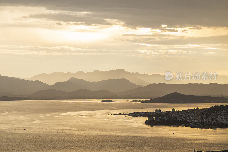 大城市傍晚的全景，海湾和大海在引人注目的天空和云彩中