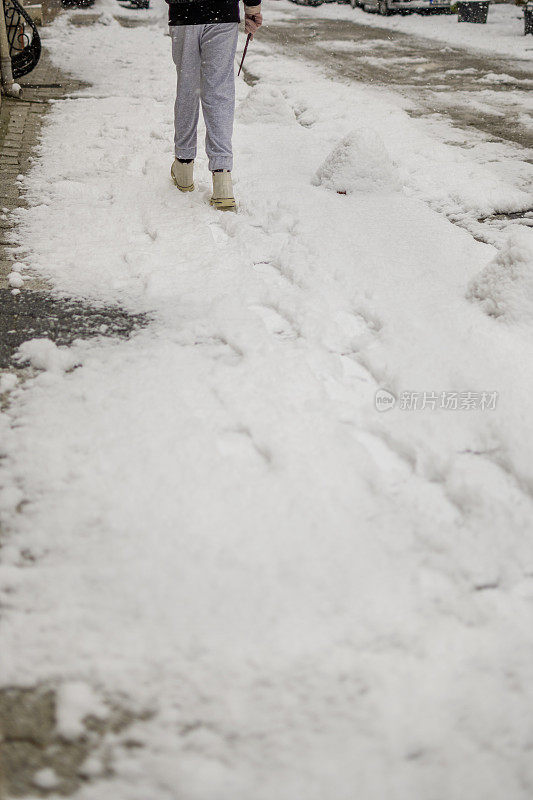 漫步在清晨的第一场雪中