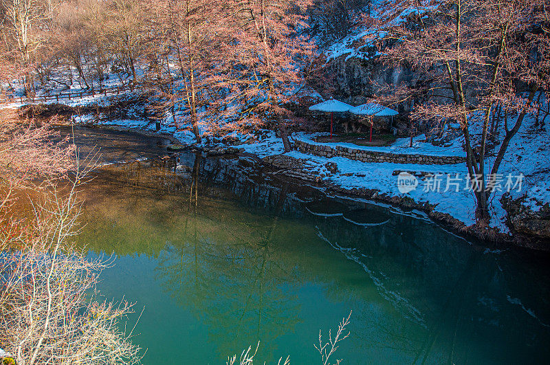 冬季山地景观，河流积雪和树木，最喜欢野餐的地方