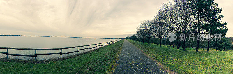 在雨天，德国林根镇一条名为“Speicherbecken”的湖边小路。