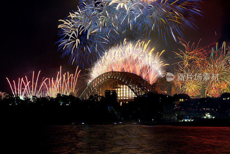 悉尼港大桥新年前夜的烟花，五彩缤纷的NYE烟火照亮了夜空