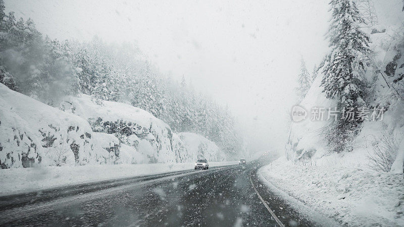 暴风雪在穿越乡村的公路上肆虐