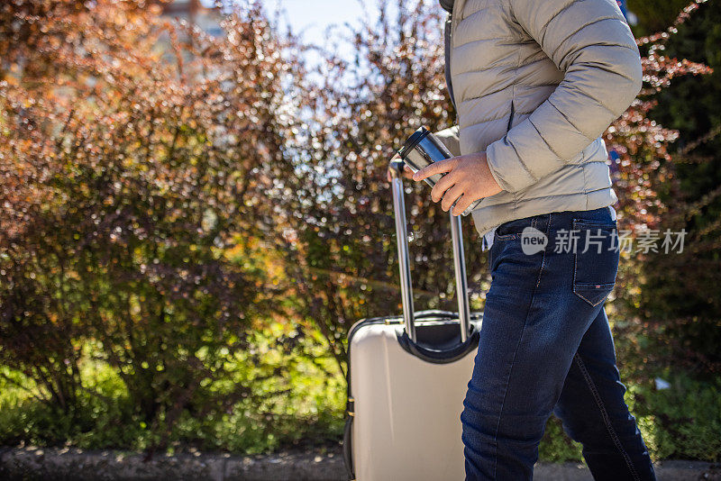 不明身份的日本男性游客带着行李旅行