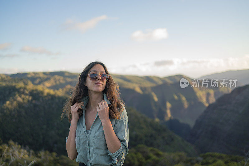 女徒步旅行者在热带雨林的观察点上放松