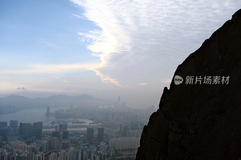 从九龙山顶俯瞰香港市容