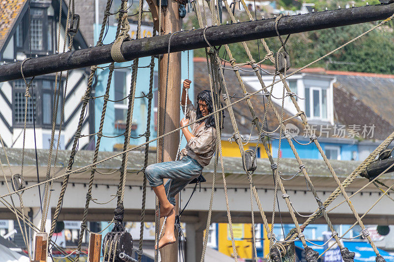 海盗人体模型在布里克斯汉姆攀爬船只
